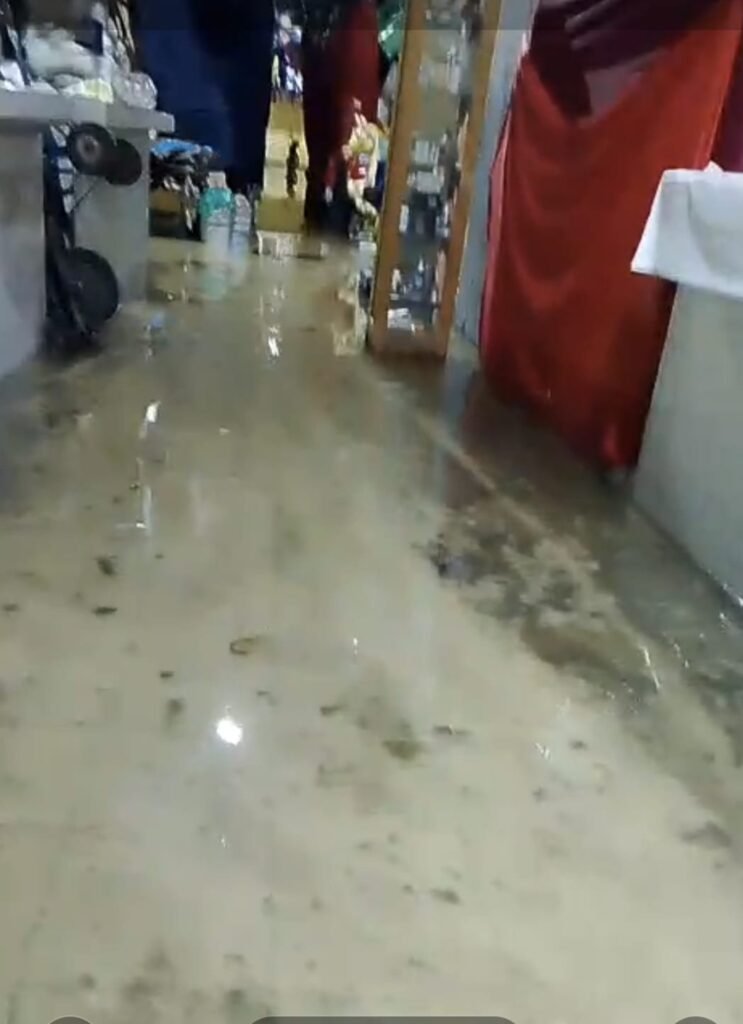 Comerciantes de Nezahualcóyotl pierden todo por inundaciones; piden apoyo al gobierno estatal