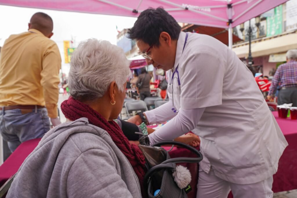 Instalan módulos de vacunación en zonas afectadas por las lluvias