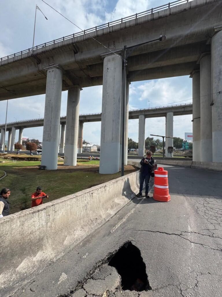 Socavón pone en riesgo a automovilistas en Iztapalapa