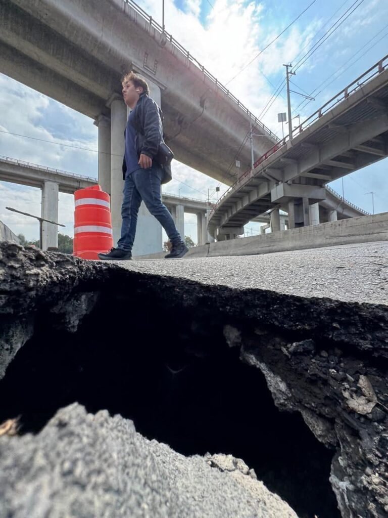 Socavón pone en riesgo a automovilistas en Iztapalapa