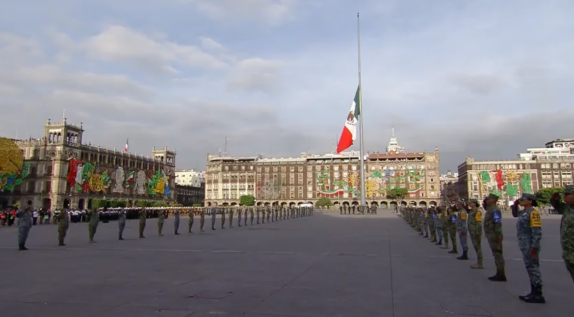 Izamiento de bandera en memoria de víctimas de los sismos 1985 y 2017