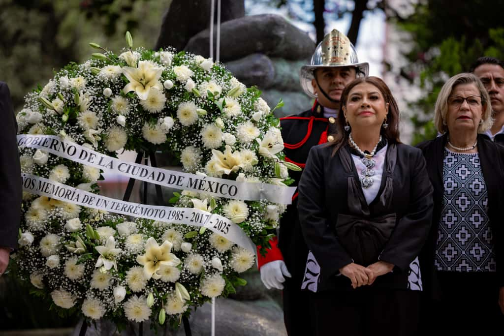 Encabeza Clara Brugada homenaje a víctimas de los sismos de 1985 y 2017