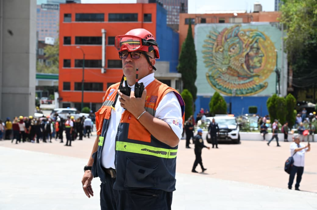 Ale Rojo de la Vega encabeza homenaje por el 40 aniversario del sismo de 1985 y participa en el Simulacro Nacional