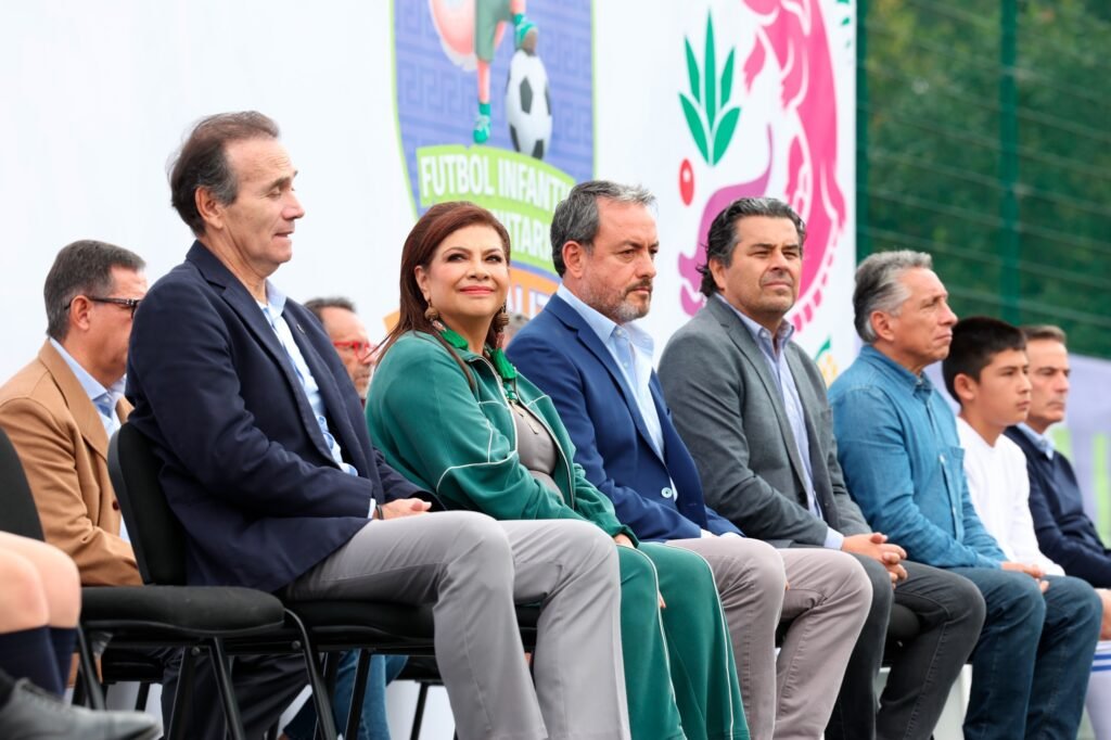Encabeza Clara Brugada entrega de uniformes a equipos del Torneo Infantil y Juvenil de Futbol