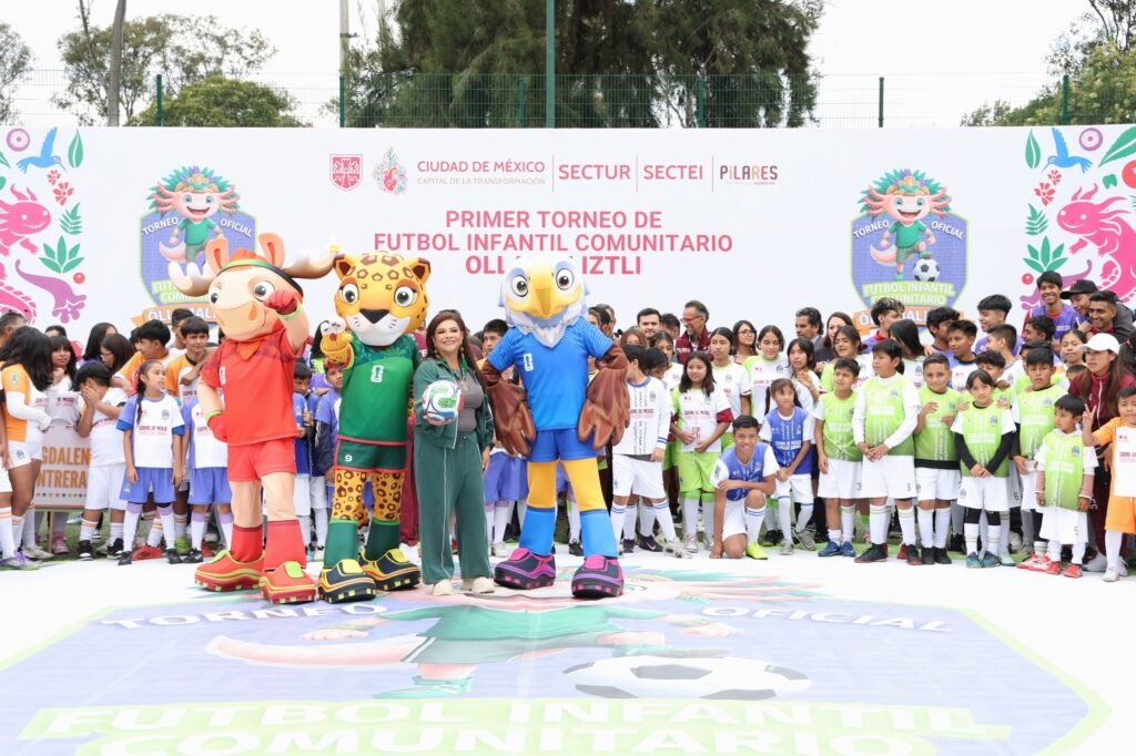 Encabeza Clara Brugada entrega de uniformes a equipos del Torneo Infantil y Juvenil de Futbol