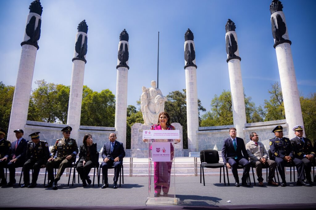 Entrega Clara Brugada reconocimientos a Policías de la CDMX por su desempeño