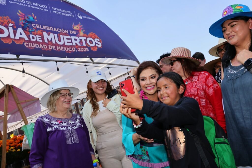 Inaugura Brugada Ofrenda Monumental del Día de Muertos en el Zócalo