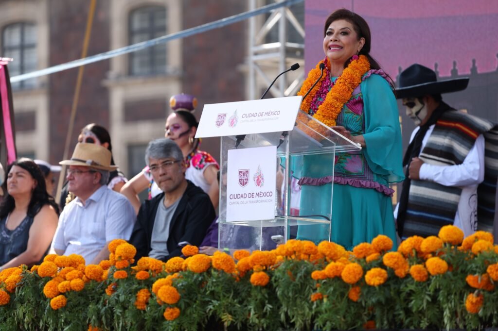 Inaugura Brugada Ofrenda Monumental del Día de Muertos en el Zócalo