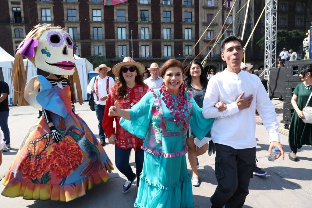 Inaugura Brugada Ofrenda Monumental del Día de Muertos en el Zócalo