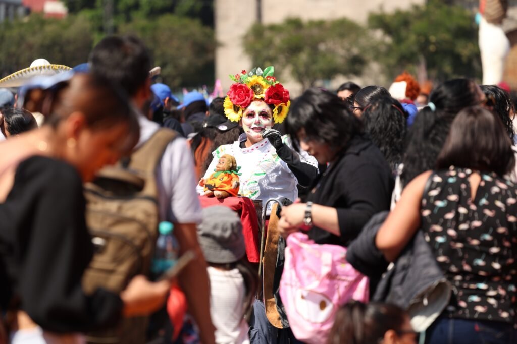 Inaugura Brugada Ofrenda Monumental del Día de Muertos en el Zócalo