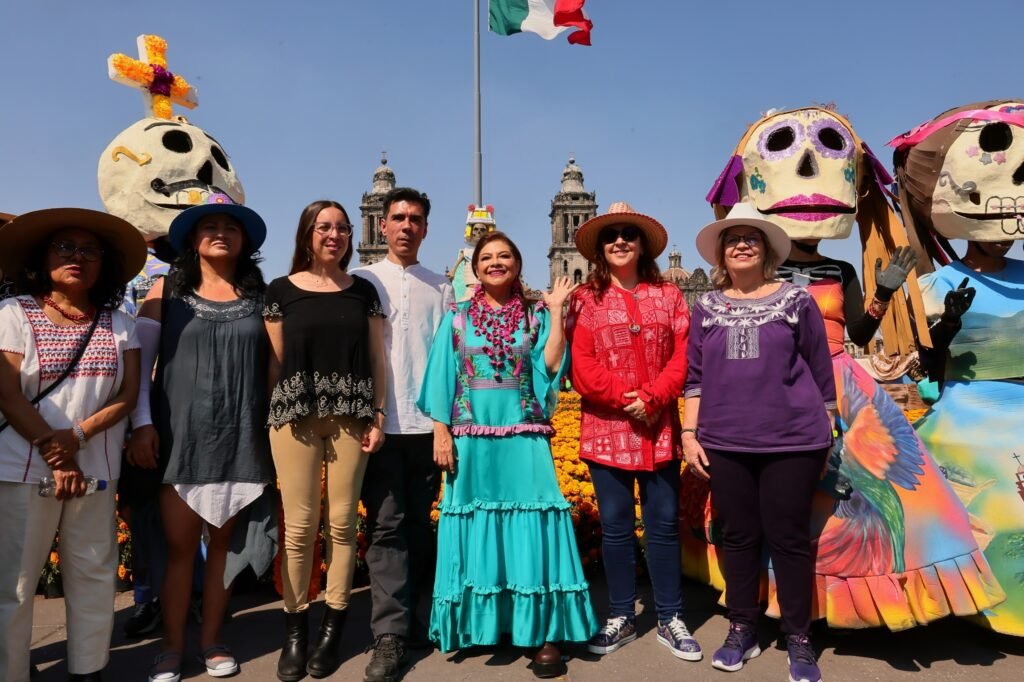 Inaugura Brugada Ofrenda Monumental del Día de Muertos en el Zócalo