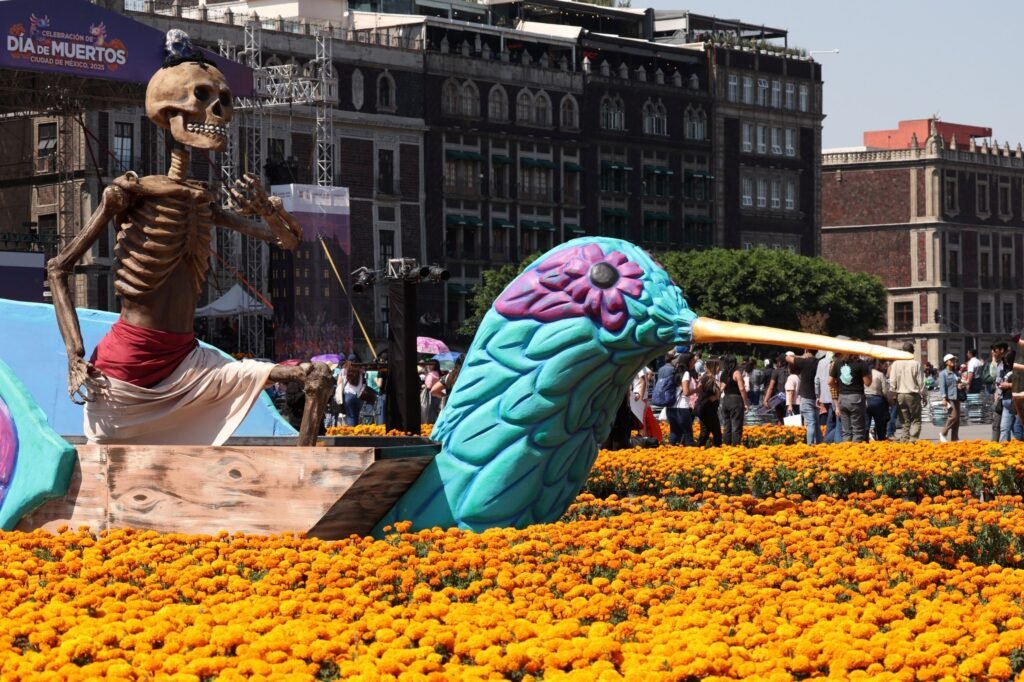 Inaugura Brugada Ofrenda Monumental del Día de Muertos en el Zócalo