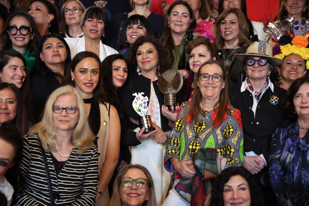 Recibe Clara Brugada reconocimiento “Mujer de la Década” y Premio por Sistema Público de Cuidados