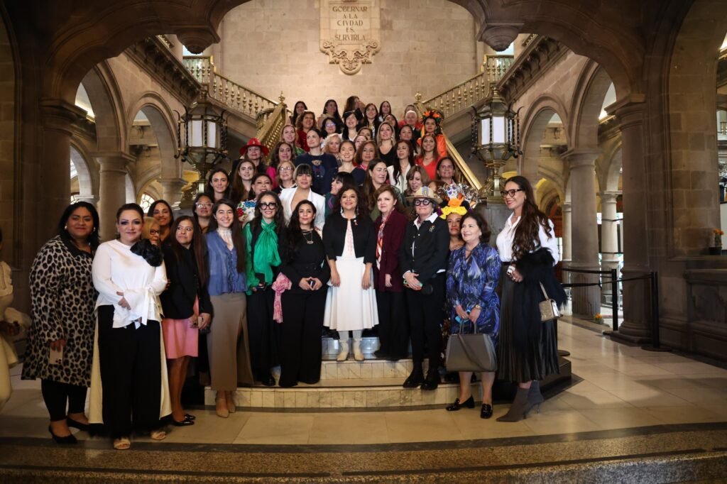 Recibe Clara Brugada reconocimiento “Mujer de la Década” y Premio por Sistema Público de Cuidados