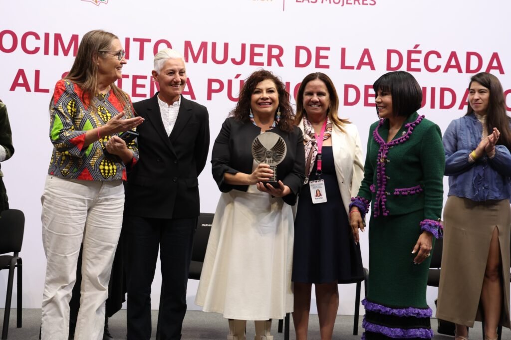 Recibe Clara Brugada reconocimiento “Mujer de la Década” y Premio por Sistema Público de Cuidados