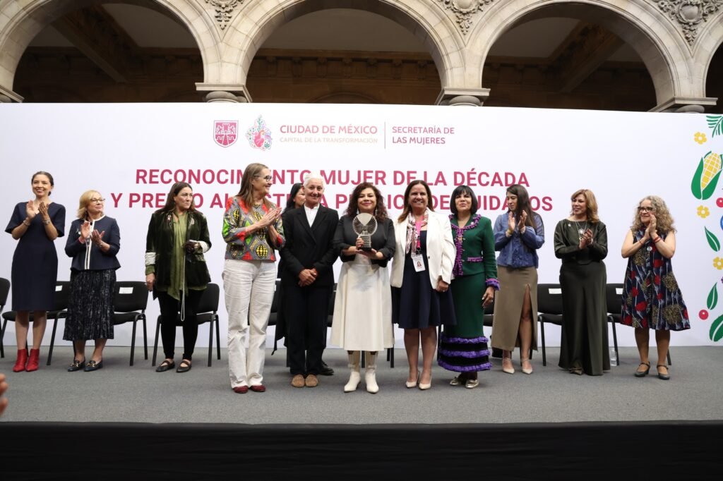 Recibe Clara Brugada reconocimiento “Mujer de la Década” y Premio por Sistema Público de Cuidados