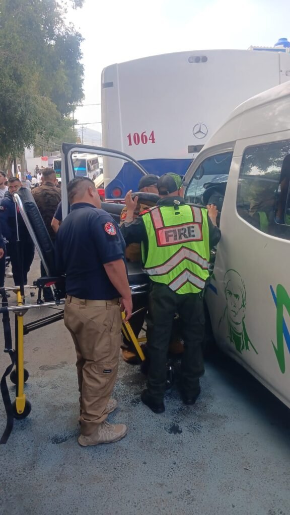 Accidente de camión oficial en Ecatepec deja 14 lesionados