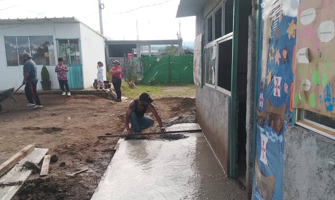 Padres de familia construyen escuela en Chicoloapan ante inacción gubernamental
