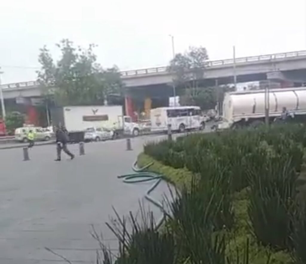 Chofer de camión huye y atropella a cuatro personas en persecución que termina en balacera