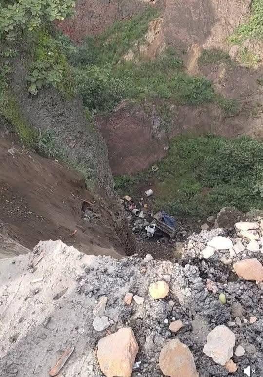 Cae camión de volteo a un barranco en Lomas de San Sebastián