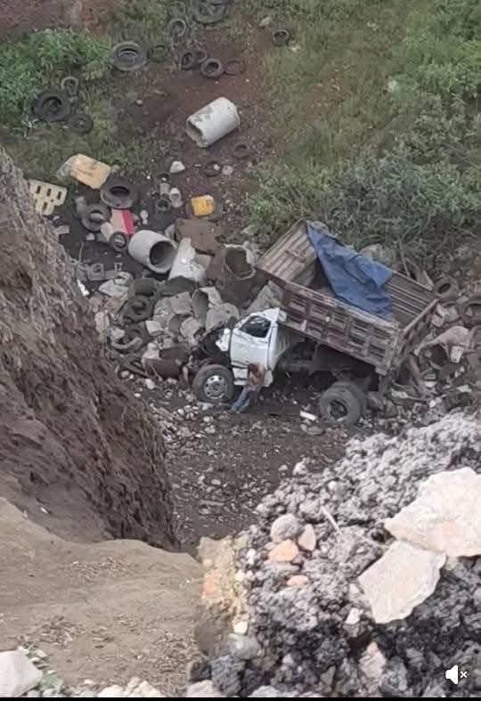 Cae camión de volteo a un barranco en Lomas de San Sebastián