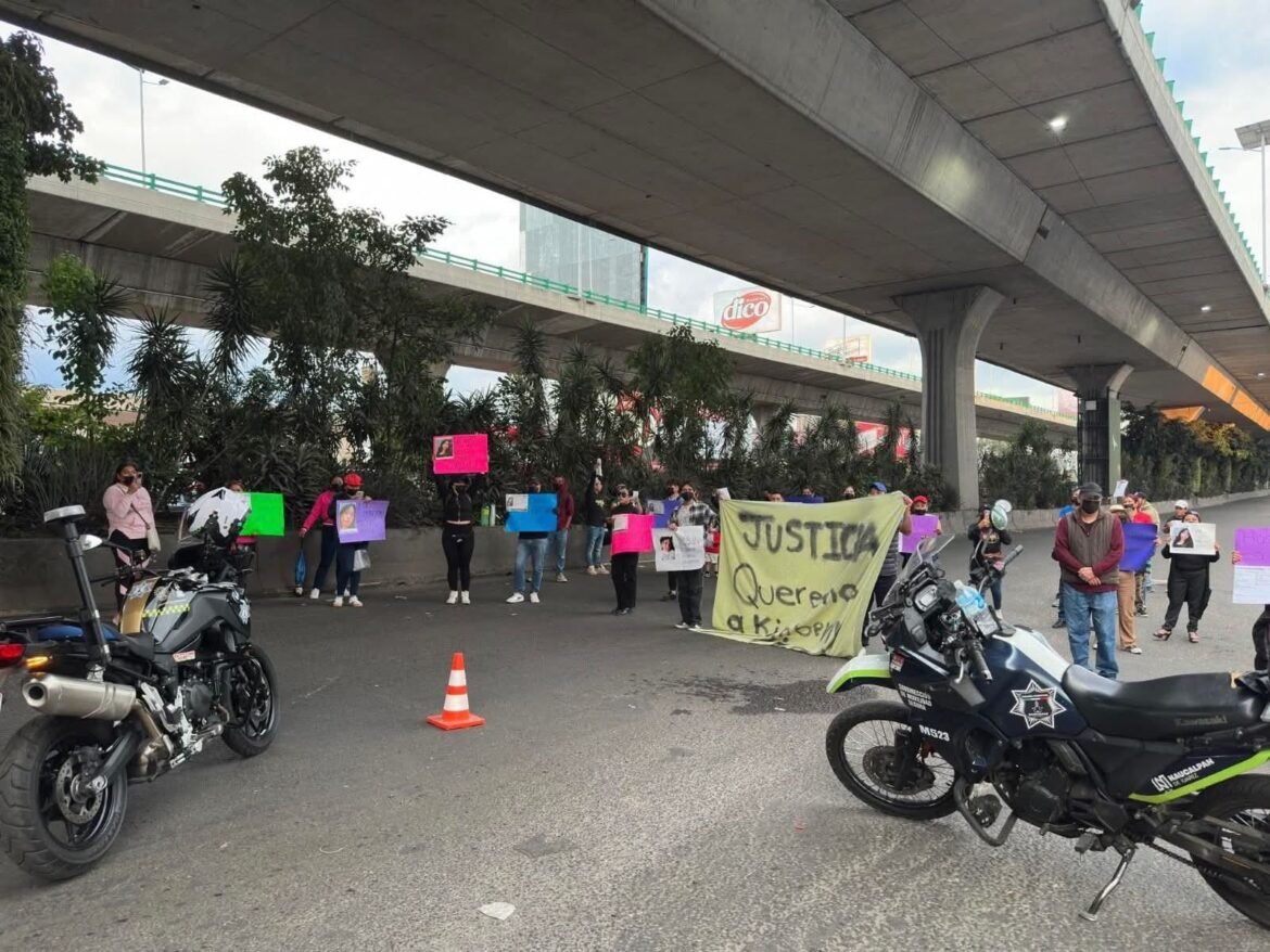 Bloquean estudiantes del CCH Naucalpan avenida del Bosque para exigir la localización de Kimberly Moya