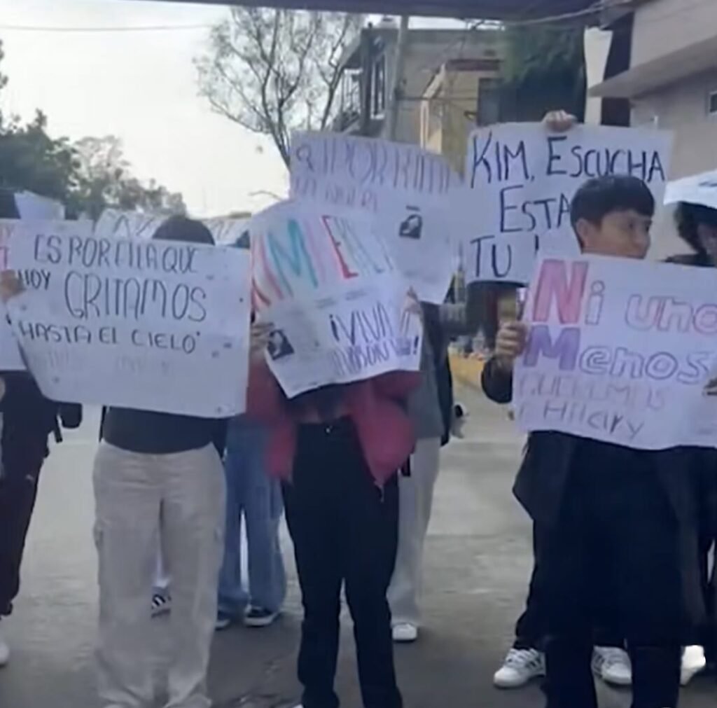 Bloquean estudiantes del CCH Naucalpan avenida del Bosque para exigir la localización de Kimberly Moya
