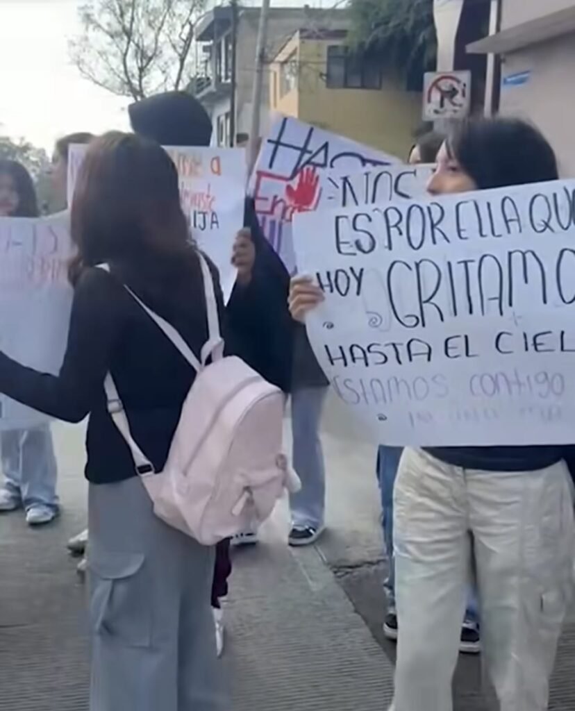 Bloquean estudiantes del CCH Naucalpan avenida del Bosque para exigir la localización de Kimberly Moya