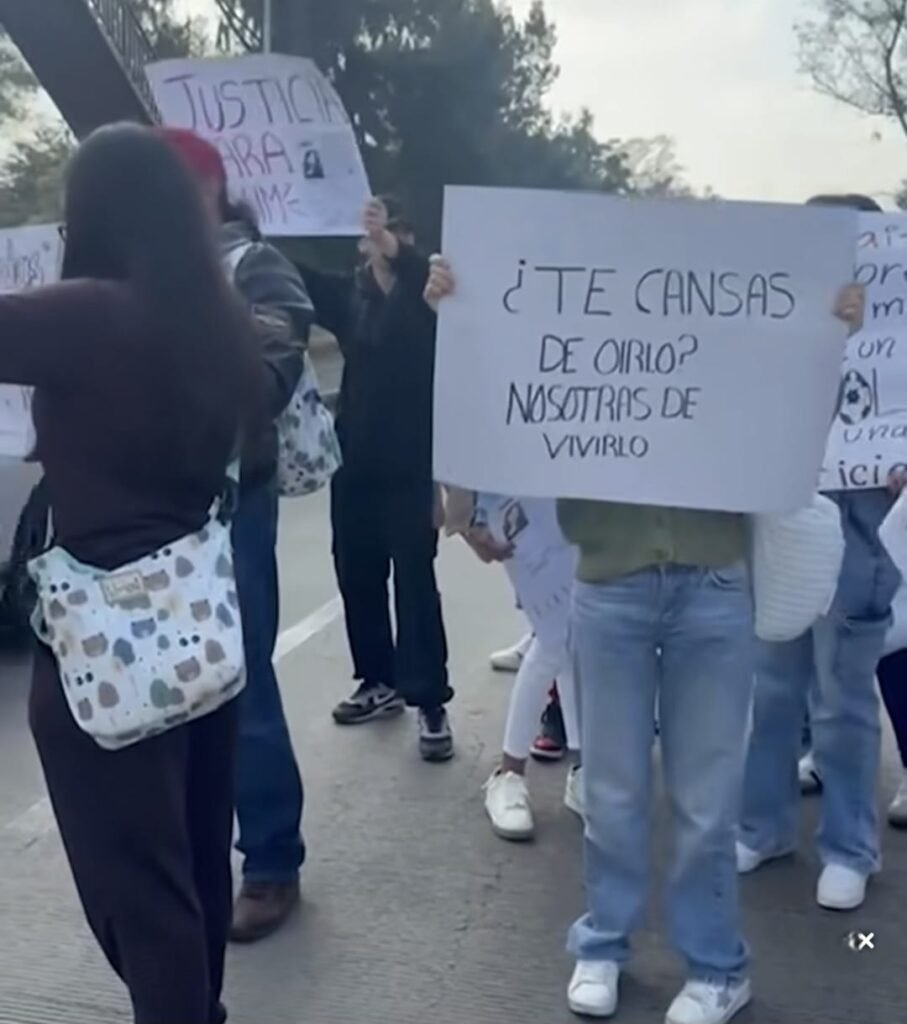 Bloquean estudiantes del CCH Naucalpan avenida del Bosque para exigir la localización de Kimberly Moya