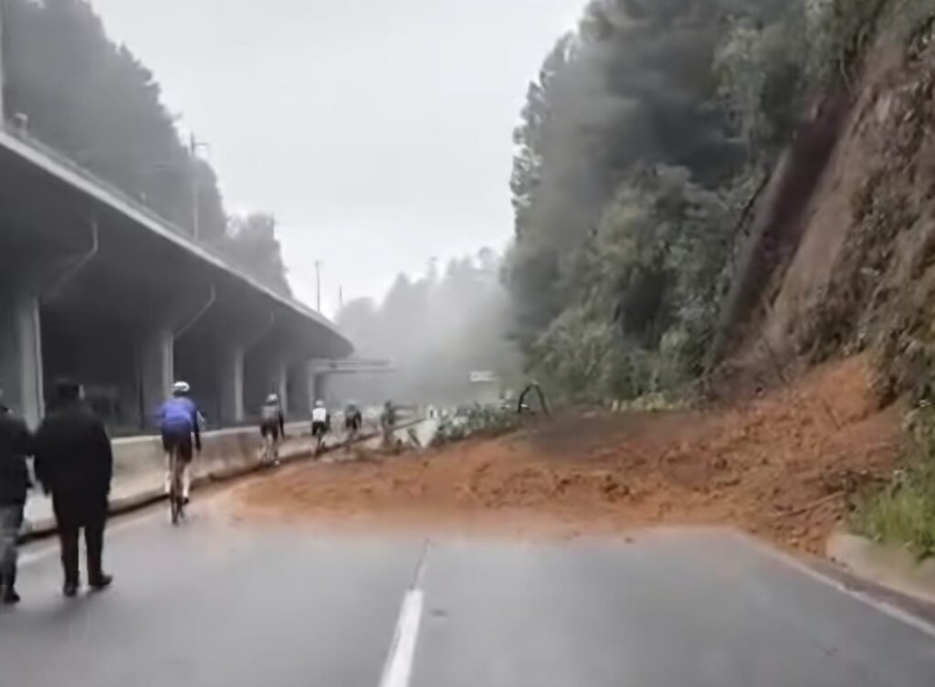 Deslave en La Venta paraliza la autopista México-Toluca; habilitan un carril tras cierre total