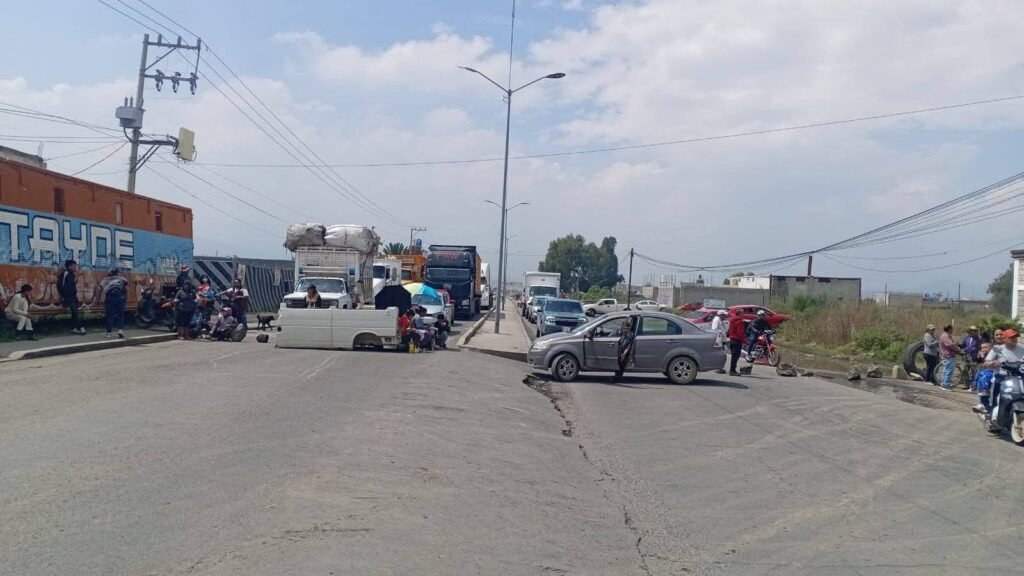 Bloquean vecinos la avenida Chalco–Tláhuac para exigir atención a zonas inundadas