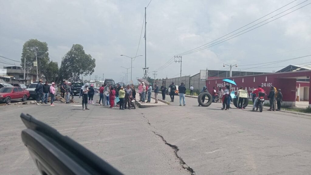 Bloquean vecinos la avenida Chalco–Tláhuac para exigir atención a zonas inundadas