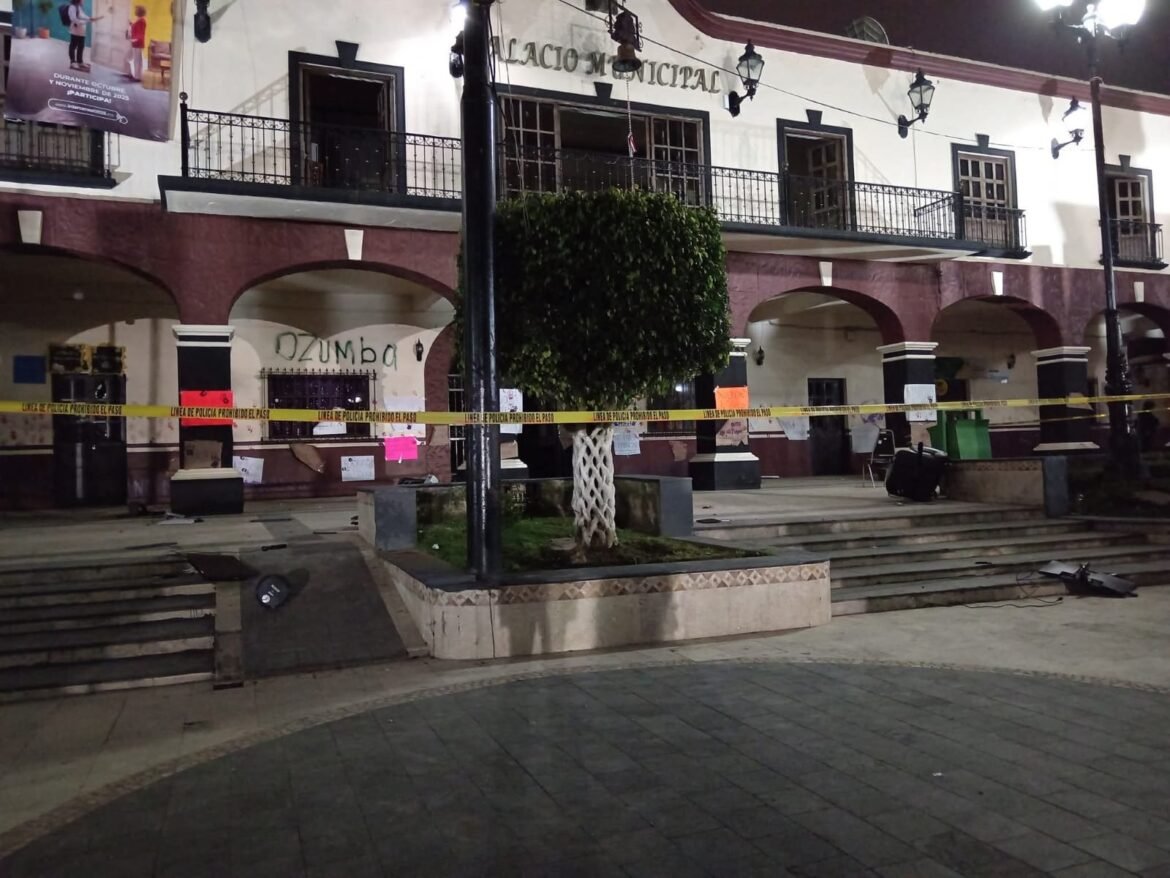 Pobladores de Ozumba destrozan Palacio Municipal y casa del alcalde tras feminicidio de Itzel