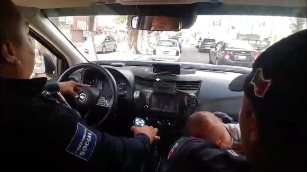Policías de Ecatepec salvan a bebé de siete días con riesgo de asfixia