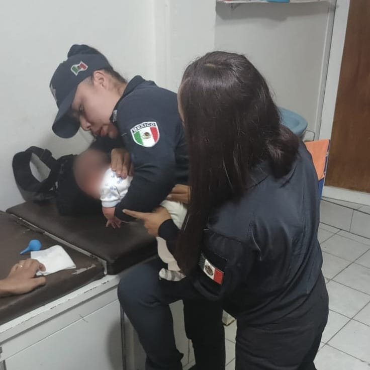 Policías de Ecatepec salvan a bebé de siete días con riesgo de asfixia