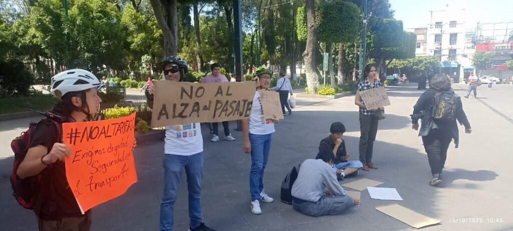 Bloqueo frente a oficinas de Movilidad en Tlalnepantla por alza al transporte público