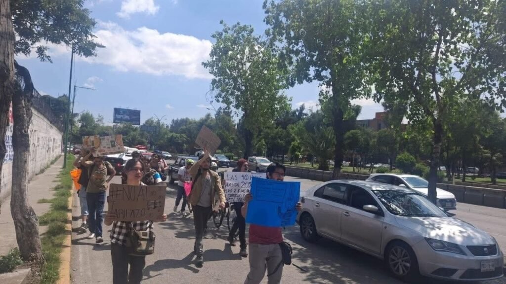Bloqueo frente a oficinas de Movilidad en Tlalnepantla por alza al transporte público