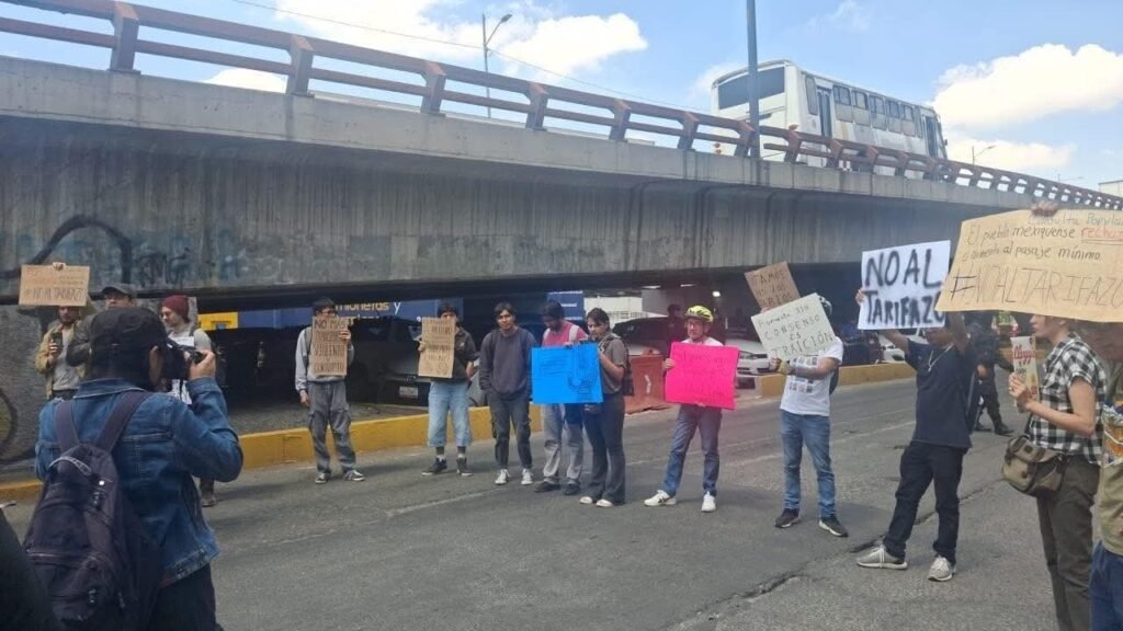 Bloqueo frente a oficinas de Movilidad en Tlalnepantla por alza al transporte público