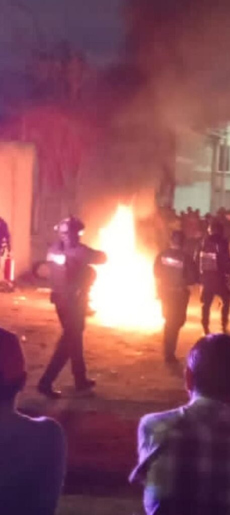 Turba lincha a presuntos asaltantes en Chalco; uno muere y otro resulta gravemente herido