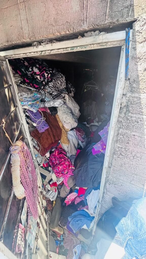 Atienden a adulta mayor que vivía junto con un niño invidente entre toneladas de basura