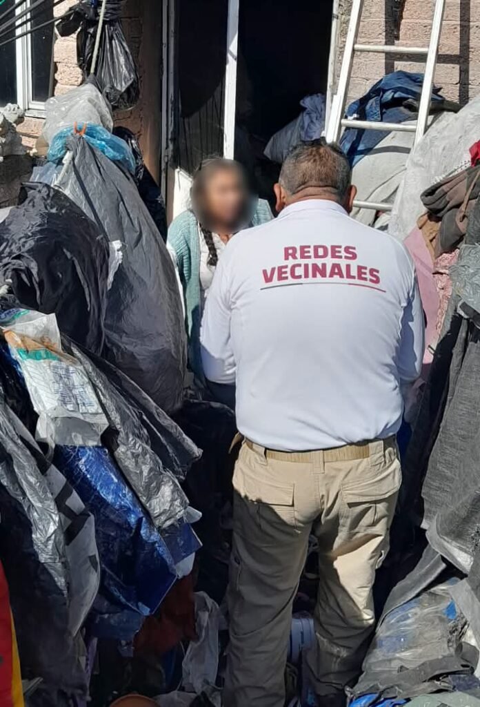 Atienden a adulta mayor que vivía junto con un niño invidente entre toneladas de basura