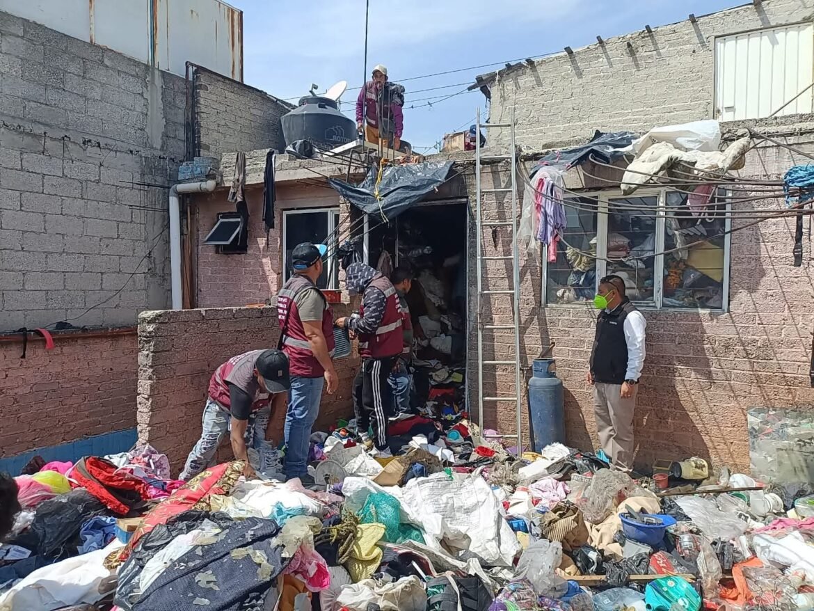 Atienden a adulta mayor que vivía junto con un niño invidente entre toneladas de basura