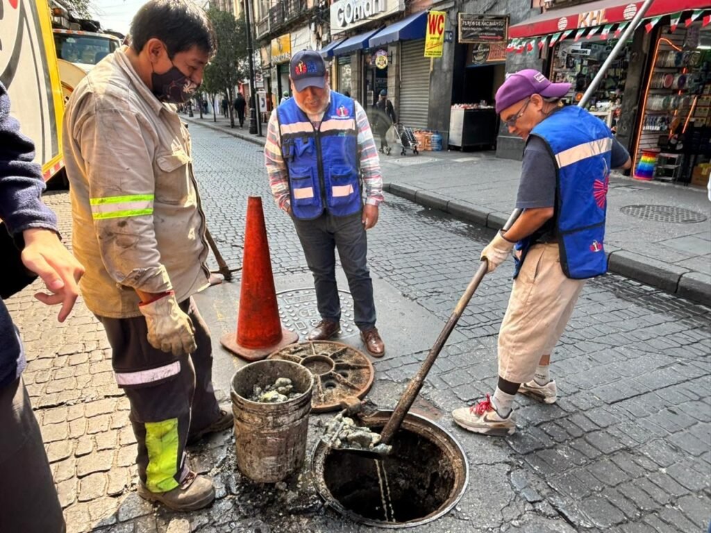 Con desazolve, personal de la alcaldía Cuauhtémoc quita taponamientos ocasionados por el desecho de aceite en coladeras