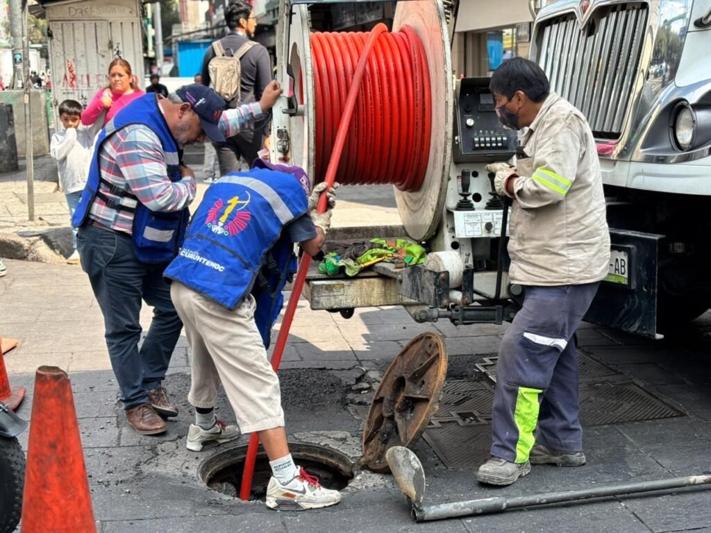 Con desazolve, personal de la alcaldía Cuauhtémoc quita taponamientos ocasionados por el desecho de aceite en coladeras
