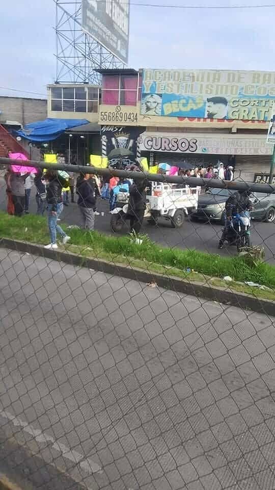 Vecinos bloquean la avenida Bordo de Xochiaca por falta de agua en Chimalhuacán