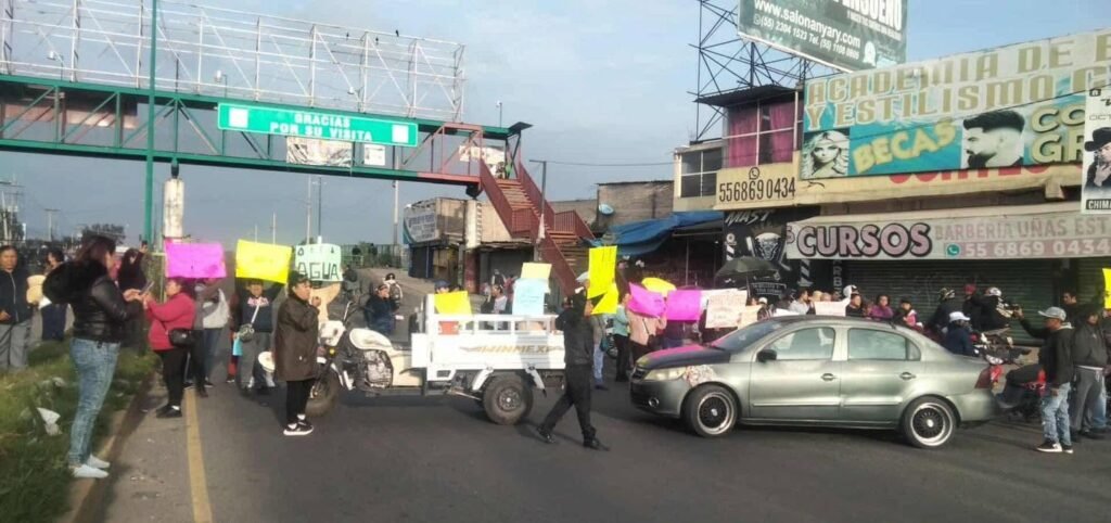 Vecinos bloquean la avenida Bordo de Xochiaca por falta de agua en Chimalhuacán