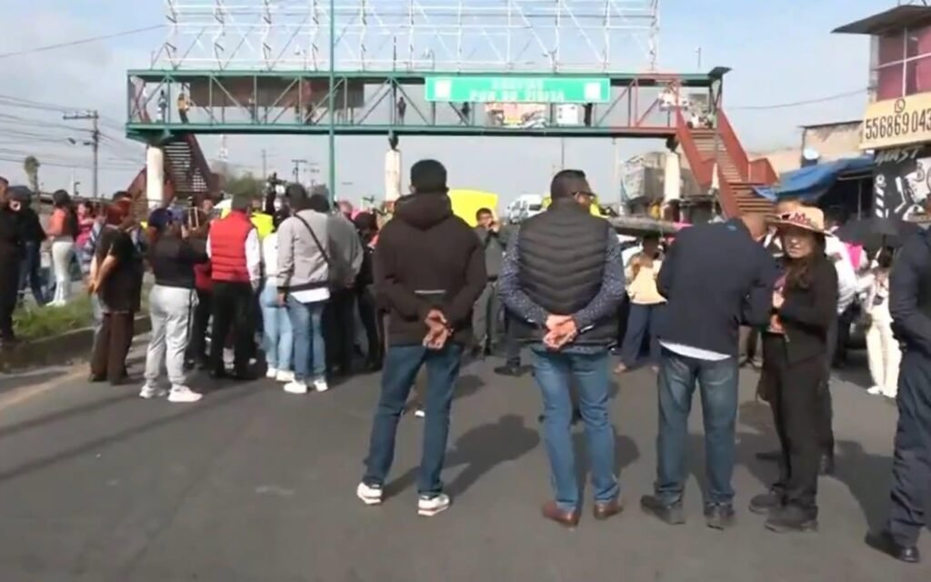 Vecinos bloquean la avenida Bordo de Xochiaca por falta de agua en Chimalhuacán