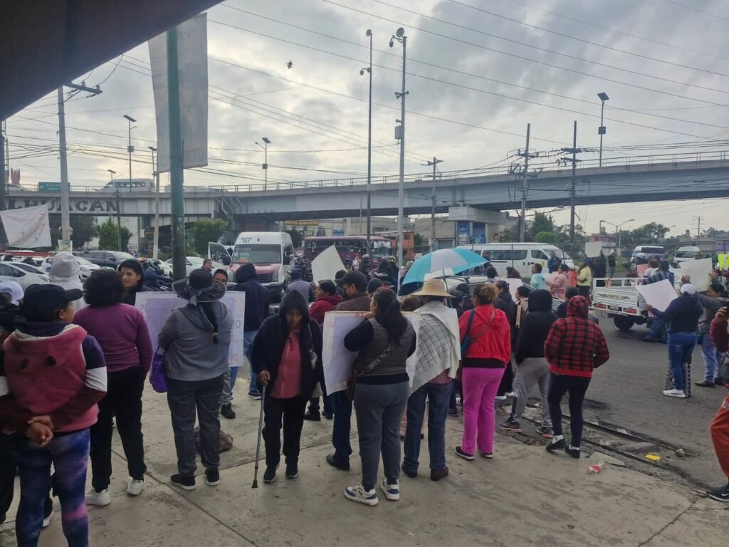 Vecinos bloquean la avenida Bordo de Xochiaca por falta de agua en Chimalhuacán