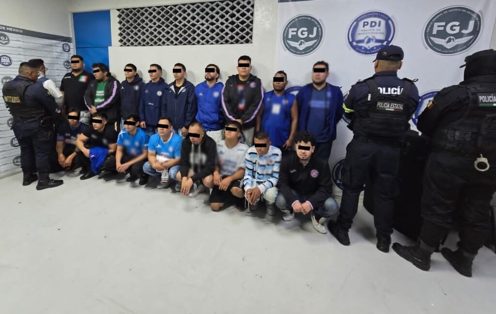 Detienen a 17 aficionados del Cruz Azul por golpiza a un hombre en Nezahualcóyotl