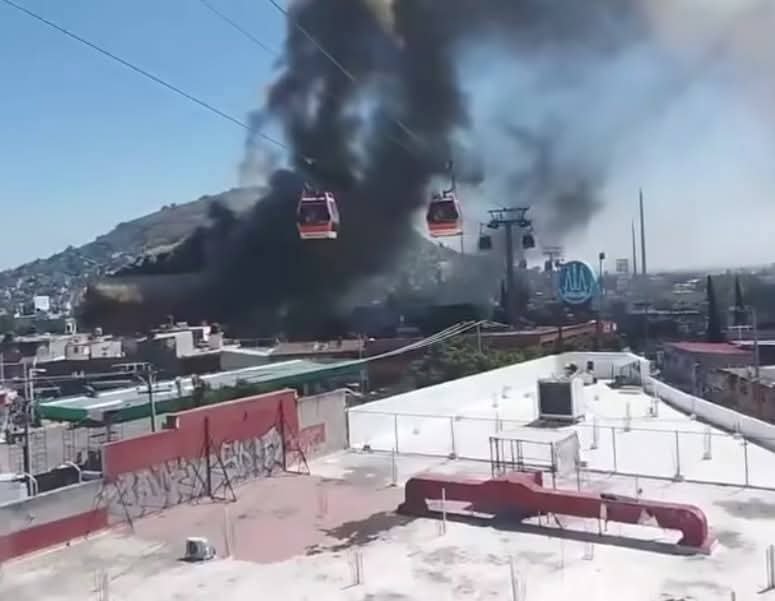 Se incendia nuevamente fábrica de colchones en Ecatepec; suspenden servicio del Mexicable
